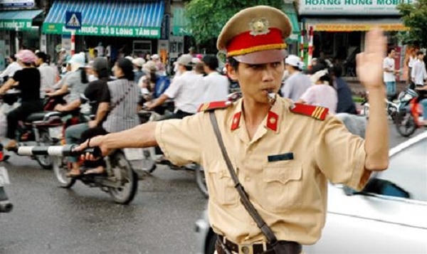Cảnh sát giao thông phần luồng các phương tiện tham gia giao thông. Ảnh Iternet.