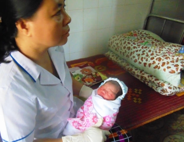 Bé gái sơ sinh nặng 2,8kg hiện đang được các y bác sỹ ở trạm y tế chăm sóc, chờ người đến nhận.