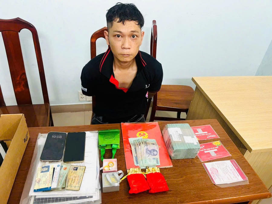 Đối tượng Đỗ Tấn Được cùng tang vật tại cơ quan Công an. Ảnh: CAĐN