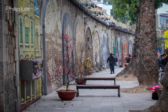 Dự án “Bích họa trên phố Phùng Hưng” được xây dựng trên cơ sở chương trình "Đưa nghệ thuật vào được thực hiện tại Việt Nam từ năm 2015.