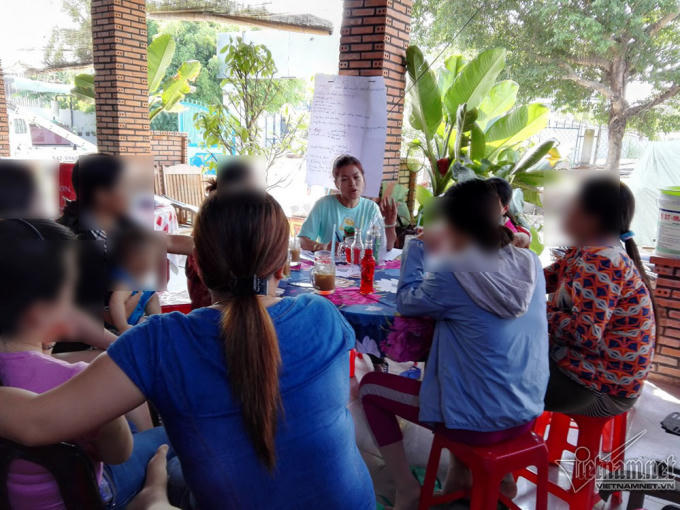 Chị Linh tiếp cận các cô gái đang hành nghề mát-xa, mại dâm với mục đích khuyên họ bỏ nghề để đi làm công việc khác.