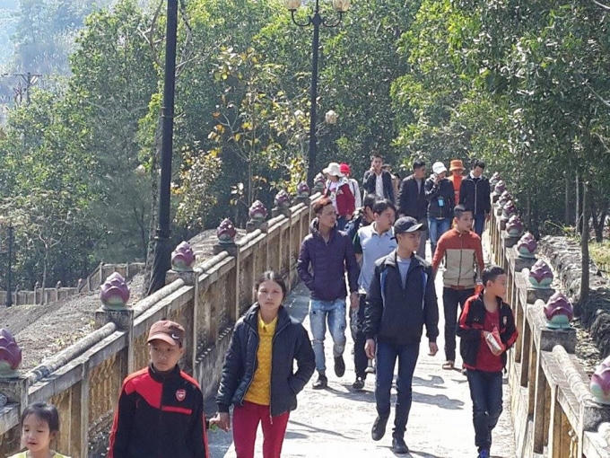 Khách thập phương nô nức kéo về lễ chùa đầu năm.