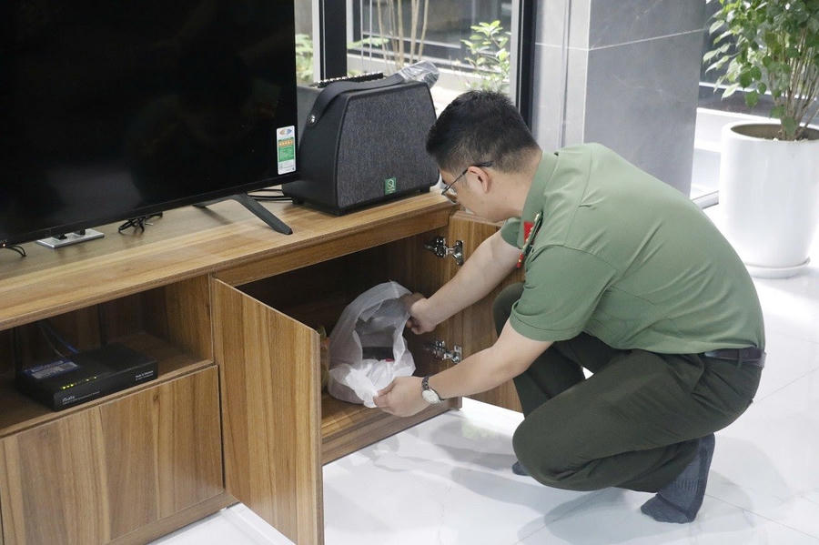 Khám xét nơi ở, nơi làm việc của Tôn Quý Hòa - Ảnh Công an Nghệ An.