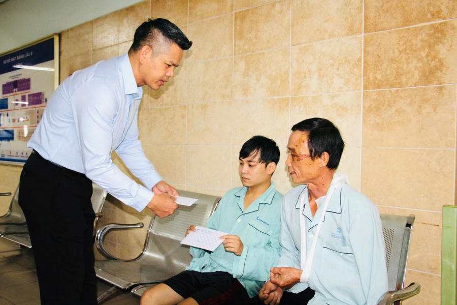 Ông Não Thiên Anh Minh thăm hỏi, động viên nạn nhân tai nạn giao thông tại bệnh viện.