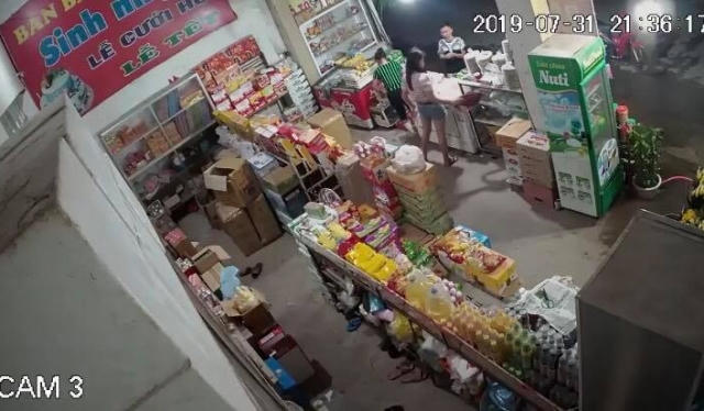 Clip - “Nam thanh nữ tú” dàn cảnh trộm túi xách đựng tiền ở tiệm tạp hóa