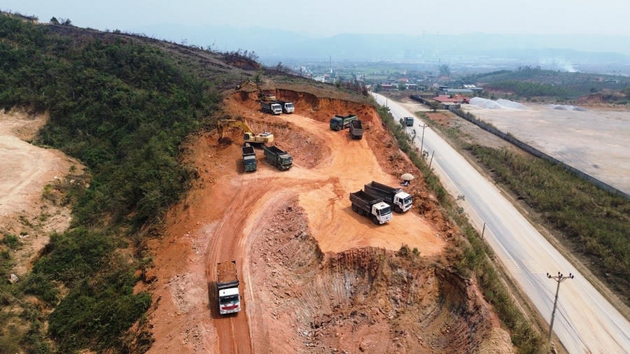 Mỏ đất xã Thống Nhất được UBND tỉnh Quảng Ninh cấp giấy phép khai thác số 174, ngày 17/1/2025, với trữ lượng khai thác là 1,5 triệu m3, thời hạn khai thác 11 tháng, mức sâu khai thác từ +98,4 đến +18m.