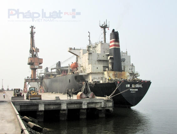 Hệ thống cảng biển nước sâu trong KKT Nghi Sơn là một thuận lợi lớn trong giao thương hàng hóa đường biển. (Ảnh: A.Thắng)