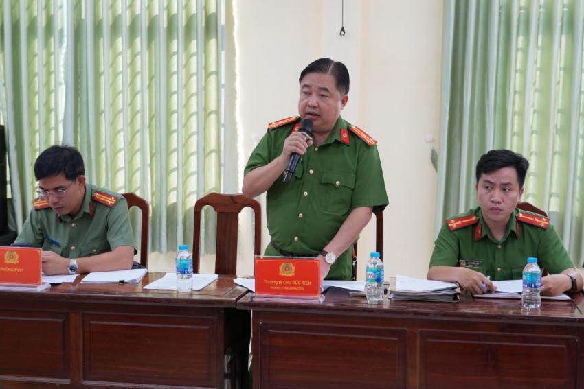 Thượng tá Chu Đức Kiên - Trưởng Công an phường Tân Triều báo cáo kết quả 1 năm triển khai lực lượng tham gia bảo vệ ANTT ở cơ sở tại địa bàn. Ảnh CAĐN