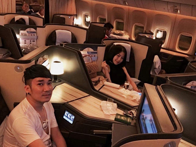 Quang Hà và Hương Tràm ngồi hạng thương gia bay từ Việt Nam qua Mỹ.