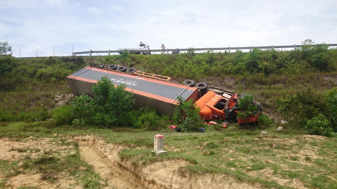 Hiện trường vụ xe container lao xuống vực trên tuyến quốc lộ 1A tránh TP Huế.