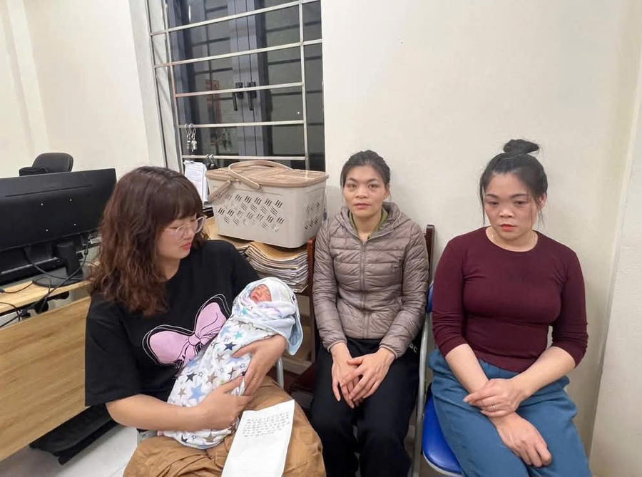 Cháu bé bị bỏ rơi bên cạnh có giỏ đồ quần áo cùng bức thư của mẹ hứa "không bao giờ tìm con".