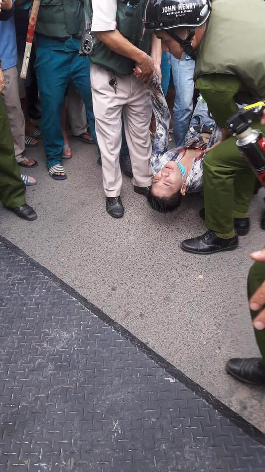 Nam thanh niên được đưa đi cấp cứu với vết dao găm vào ngực trái.