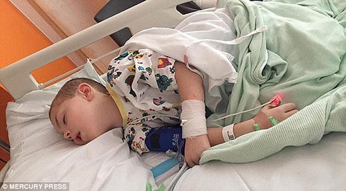 Cậu bé này đã nôn ra chất thải chỉ vì nhịn đại tiện quá lâu do ám ảnh táo bón. (Ảnh: Kiến Thức)