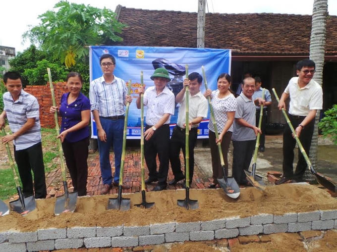 Đại diện Tập đoàn xây dựng Miền Trung, Tổng Cty CP Hợp Lực và UBND huyện Lang Chánh khởi công xây dựng nhà tình nghĩa cho gia đình ông Bùi Thanh Tùng.