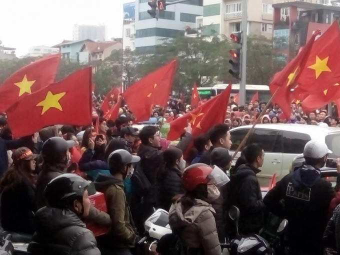 H&agrave;ng chục ngh&igrave;n người h&acirc;m mộ h&ograve; reo ch&uacute;c mừng U23 Việt Nam tại chảo lửa Mỹ Đ&igrave;nh
