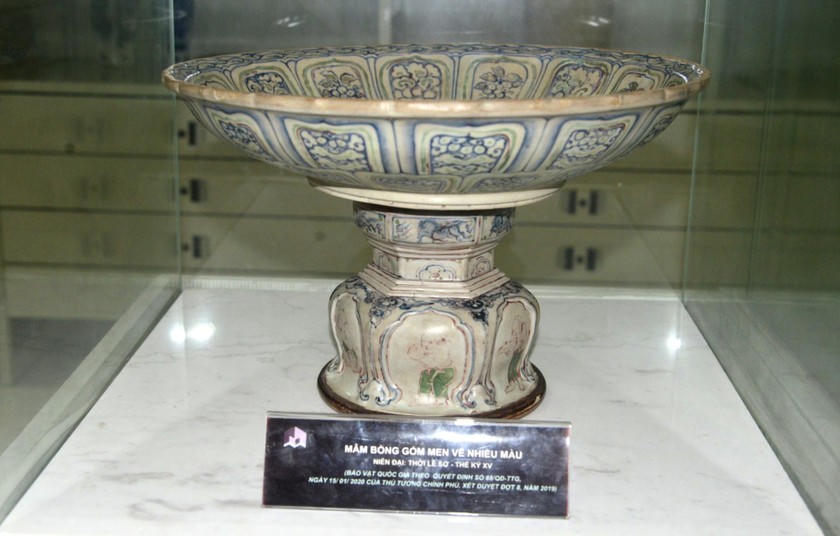 Mâm bồng gốm men vẽ nhiều màu. Ảnh: Quang Hà