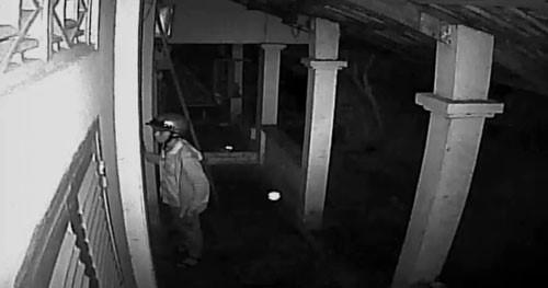 Nam t&agrave;i xế ẵm tiền của sếp bị camera quay lại. ảnh minh họa