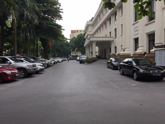 Đi lễ chùa đầu năm trong giờ làm việc, cán bộ thuộc Bộ Công Thương bị hạ bậc lương.