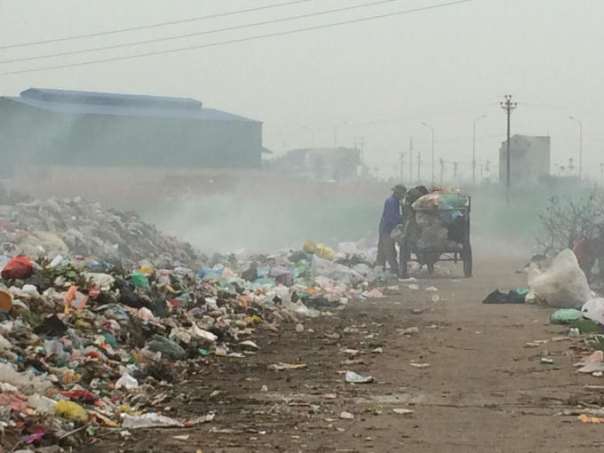 Phú Thọ: Núi rác “bức tử” trường mầm non