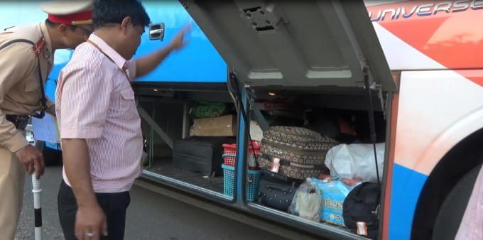CSGT kiểm tra phương tiện chở khách.