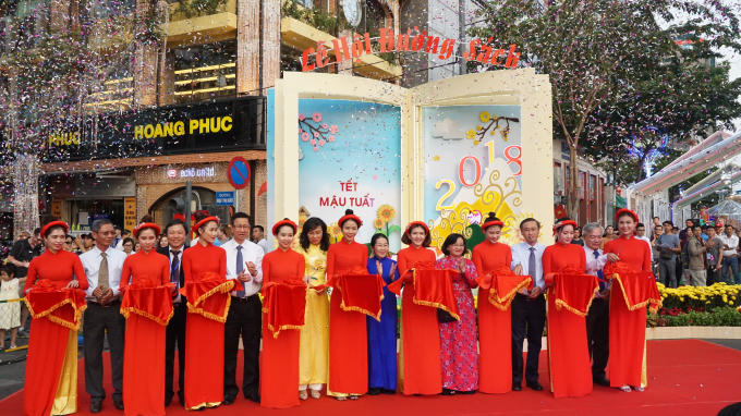 Các đại biểu cắt băng khai mạc.