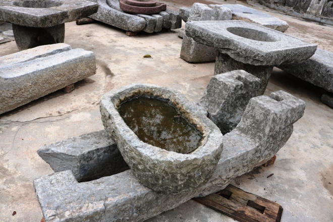 Chậu giặt bằng đá, hình ảnh giờ trở thành hiếm gặp.