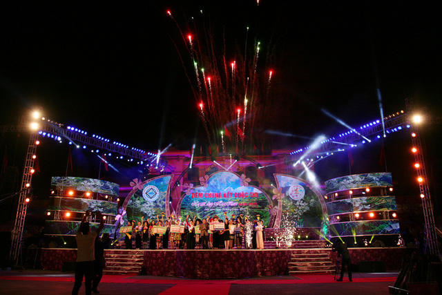 Màn pháo hoa chào mừng các thí sinh đoạt giải.