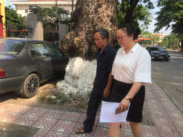 Ông Hàn Đức Long đến VKSND tỉnh Bắc Giang nộp đơn lần 3. (Ảnh: báo Dân trí)