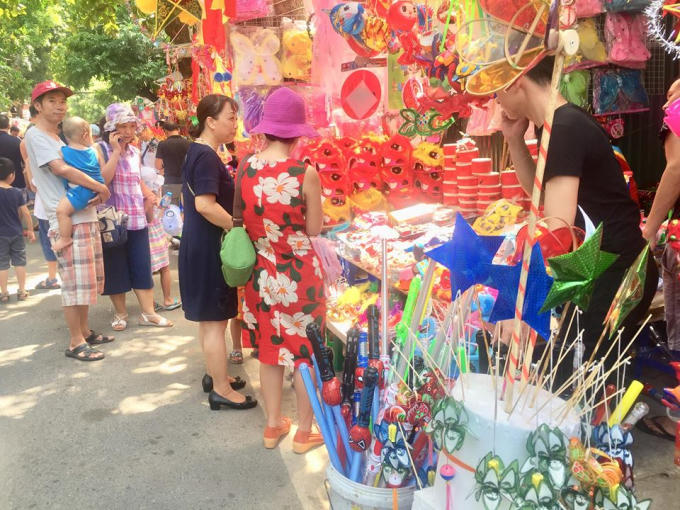 Hà Nội: Phố Hàng Mã nhộn nhịp người mua sắm đồ chơi trước ngày Trung thu