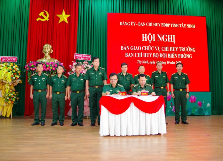 Đại tá Phạm Văn Cờ và Đại tá Nguyễn Văn Giáp ký biên bản giao - nhận nhiệm vụ