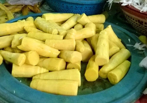 Măng có màu vàng sậm, giòn, đẹp là dấu hiệu bị ngâm tẩm hóa chất.