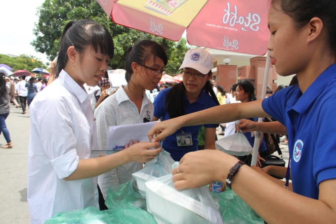 Hàng ngàn suất cơm, nước uống sạch, đảm bảo vệ sinh đã được phát miễn phí đến người nhà và thí sinh trong ngày thi đầu tiên tại các điểm thi trên địa bàn tỉnh Nghệ An.