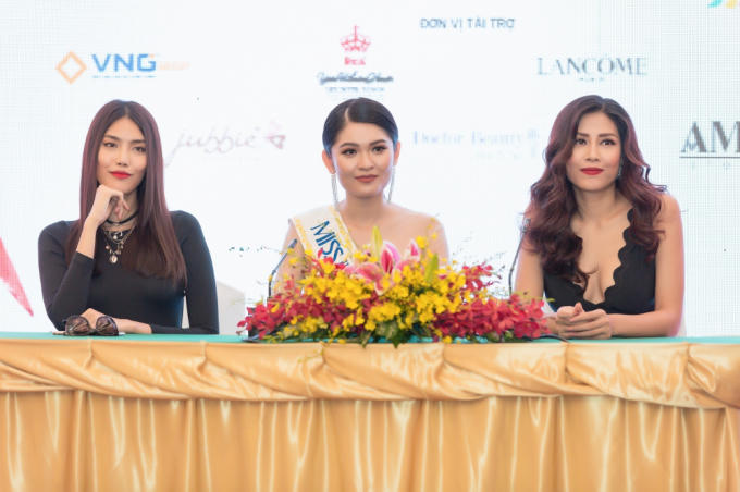 Lan Khuê, Thùy Dung và Nguyễn Thị Loan trả lời báo chí.