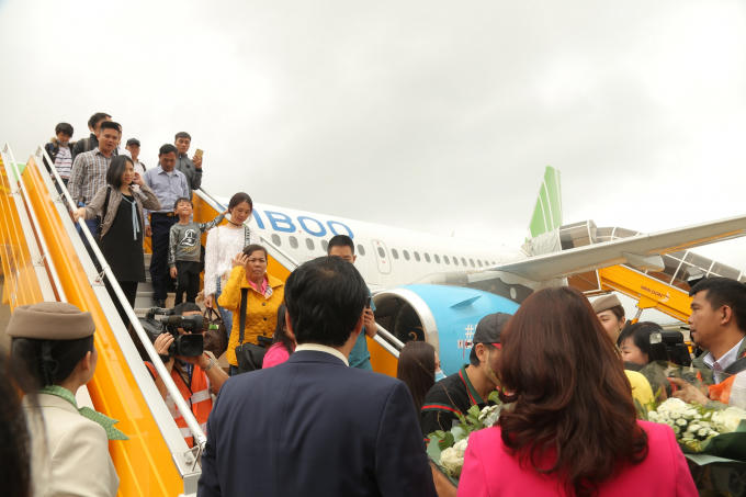 Những hành khách đầu tiên đặt chân xuống sân bay Vân Đồn vào ngày 28 Tết