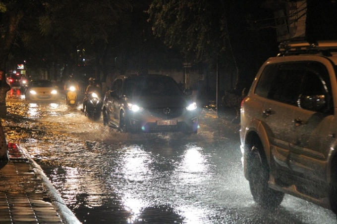 Một góc phố Đội Cấn vẫn bị ngập sau cơn mưa.