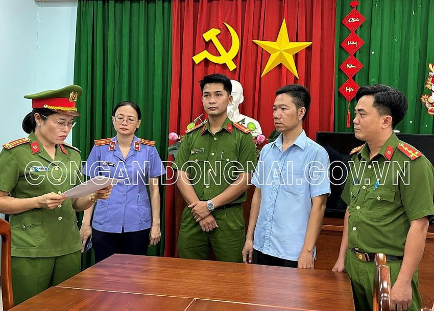 Cơ quan CSĐT Công an tỉnh tống đạt Quyết định khởi tố bị can và thi hành Lệnh bắt bị can để tạm giam đối với Trần Minh Lợi. Ảnh Công an Đồng Nai.
