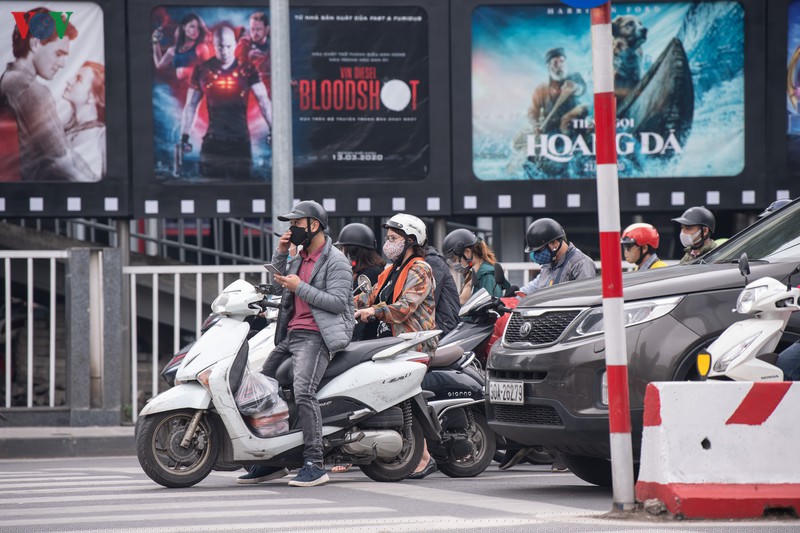 ha noi tiep tuc cach ly xa hoi, nguoi ra duong van con dong hinh 5