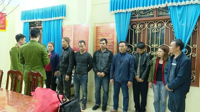 Các đối tượng tham gia đánh bạc bị Cảnh sát hình sự bắt giữ.