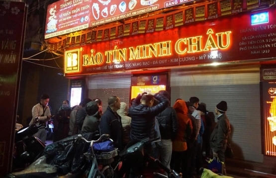 6h30, cửa hàng kinh doanh vàng bạc Bảo Tín Minh Châu trên đường Trần Nhân Tông mới mở cửa nhưng chưa bán ngay. Lúc này khách đã xếp hàng dài ra tận lề đường. Tại các cửa hàng khác, khách cũng ùn ùn kéo vào mua vàng cầu may.