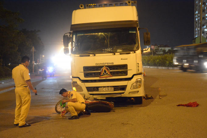 Công an khám nghiệm hiện trường.