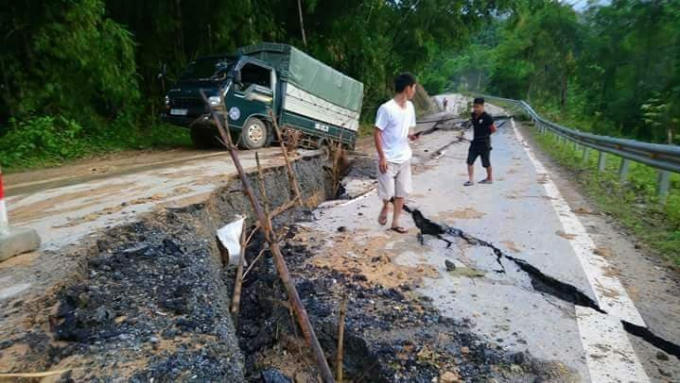 Quốc lộ 217 tại km54 thuộc huyện Quan Sơn đã bị xé toác mặt đường, giao thông chia cắt. (Ảnh: Hà Linh)