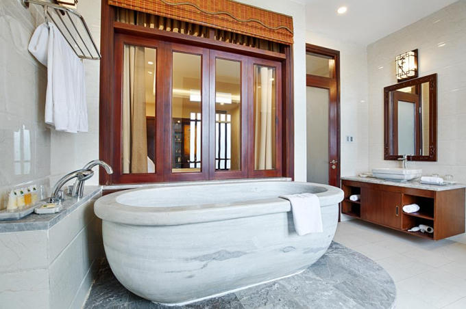 Khu vực khách sạn với phòng nghỉ, nhà tắm đẳng cấp cao phục vụ các gia đình lưu trú lại suối khoáng nóng.