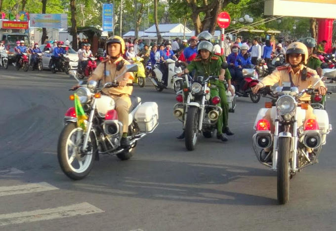 Sau lễ ra quân, đoàn xe diễu hành, cổ động tuyên truyền ATGT đã đi qua các tuyến đường lớn ở trung tâm TP kêu gọi nhân dân hưởng ứng Năm ATGT 2017.