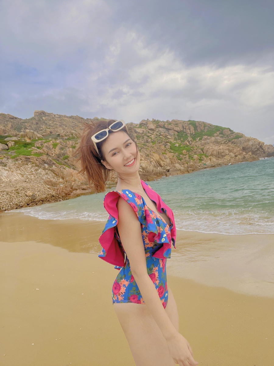 Với thiết kế xẻ sâu, nữ diễn viên khéo khoe vòng một căng tràn và làn da trắng không tì vết.