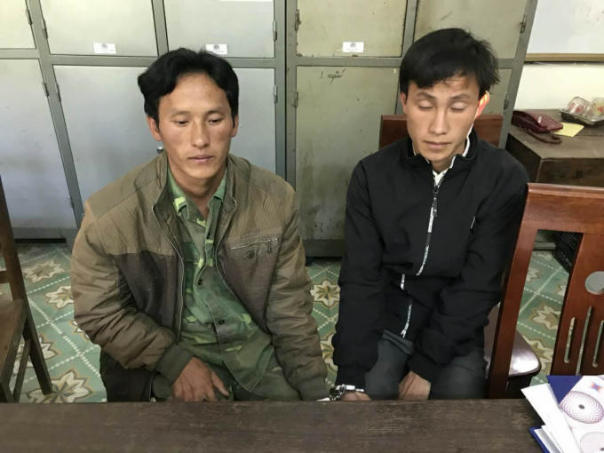 Gìa Pá Xồng và Gìa Pá Khù tại cơ quan điều tra.