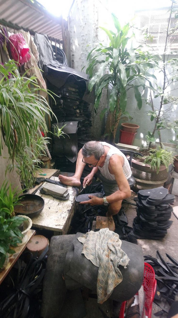 Đôi dép lốp với huyền thoại về nó đến với khách hàng như một thông điệp sống động về lịch sử