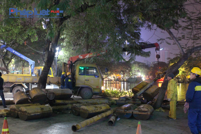 Vận chuyển các trang thiết bị lên xe.