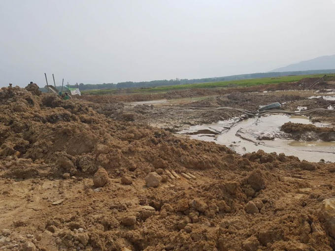 Lòng hồ Biển Lạc nham nhở vì nạn cát tặc hoành hành.