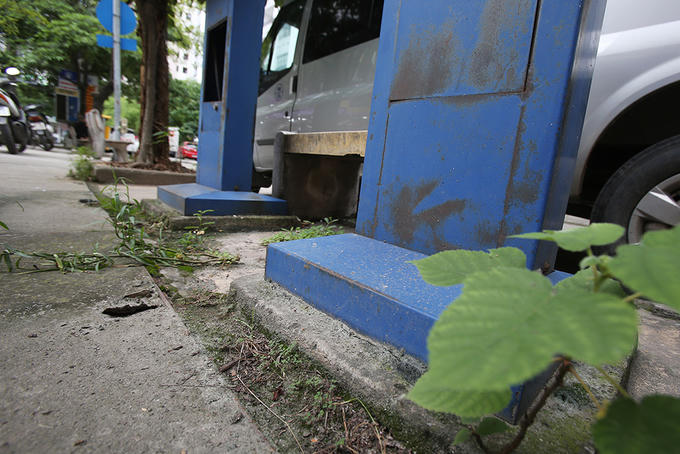 Chân đế bốt điện thoại còn rất vững chắc.