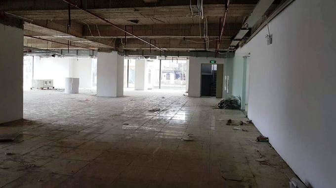 Khu vực tầng 3 dành cho thương mại, văn phòng của tòa nhà vẫn đang ngổn ngang.